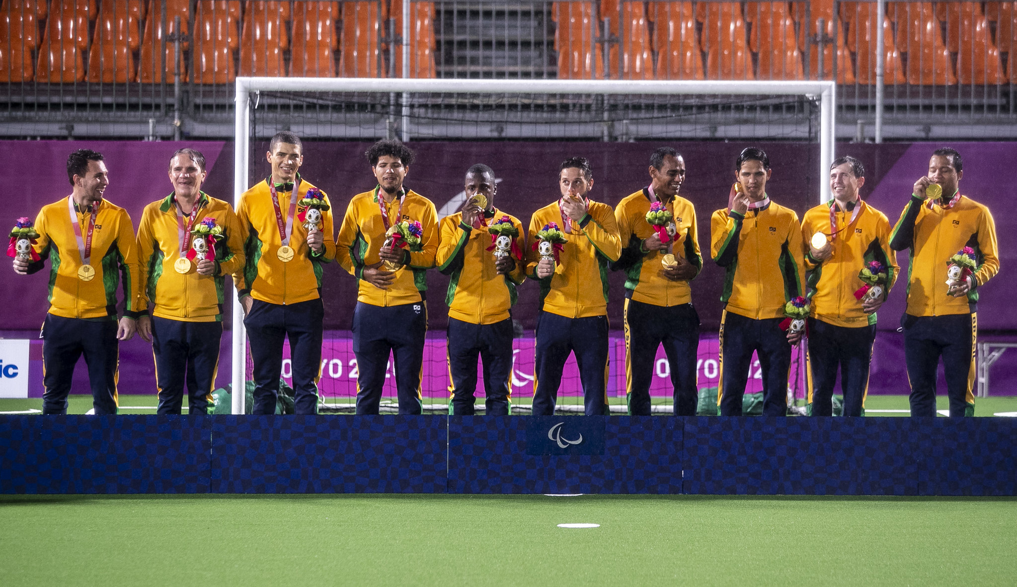 Foto dos jogadores do futebol de 5 durante o pódio ao receberem medalha de ouro em Tóquio