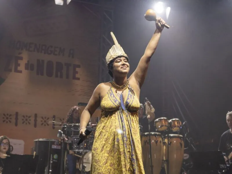 SOM Indica: Clara Potiguara, artista e ativista que ecoa além dos palcos